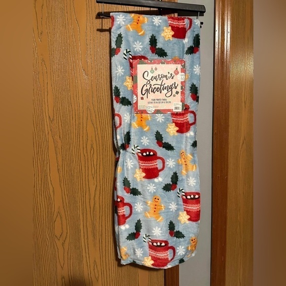 NWT SEASON'S GREETINGS HOT COCOA AND GINGERBREAD CHRISTMAS PLUSH PRINTED THROW - Picture 1 of 5
